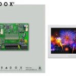 Centrala Paradox SP5500+ cu cutie cu traf si Touch Screen TM70 cu licenta; 5 intrari de zona sau 10 cu ATZ, extensibila la 32 zone; extensibila la 16 iesiri PGM - (2 pe placa) ;sursa alimentare in comutaţie: 1.1A; Consum iesire Aux:  Nominal  600mA - Maxim 700mA (protectie
