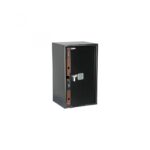 Seif Yale standard mare birou YSV/695; Livrare cu 2 chei; Raft ajustabil pentru obiecte mari; Depozit chei ajustabil, pana la 20 chei, Corp otel pregaurit, livrare cu bolturi fixare; Poate depozita laptop de 17"; Volum 89.2 litri; Usor de actionat tastatura digitala