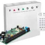 Centrala Paradox SP6000+; 8 zone pe placa (16 cu dublare zona ATZ);2 PGM pe placa, extensibile la 16 (dintre care oricare poate fi wireless);Actualizare firmware local via BabyWare;Numere de telefon raportare: 3 pentru stația centrală, 5 personale, 1 pager;Include cutie cu traf 1 buc si tastatura