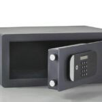 Acces cu amprentă și cod PIN Memorează până la 100 de amprente​ Ușa tăiată cu laser-întărită cu placă armată anti-forare Mecanism deschidere ușă automat Încuietoare motorizată cu nivel de securitate maxim Blocare timp de 1min în cazul introducerii unui cod greșit de 3 ori Display LCD clar cu