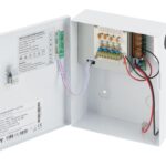 Sursa cu backup, 4 canale, comutatie, Tensiune de intrare: 190-265Vca, 50-60Hz, Tensiune de iesire: 13.8Vcc ±2%, 3A, loc pentru acumulator 12V/7Ah( nu este inclus), Protectie la scurtcircuit, supratensiune sau suprasarcina prin termistoare PTC, separat pentru fiecare canal; LED stare pe fiecare