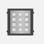 Modul de extensie videointerfon cu tastatura Hikvision DS-KD- KP/S;.permite formarea codului de apartament sau a codului de acces; montaj aplicat sau ingropat (accesoriile de montaj nu sunt incluse); iluminare pe timp de noapte; protectie: IP65, IK7; Dimensiuni: 98.5 mm x 100 mm x34.2 mm