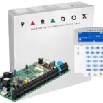 Centrala Paradox SP6000+; 8 zone pe placa (16 cu dublare zona ATZ);2 PGM pe placa, extensibile la 16 (dintre care oricare poate fi wireless);Actualizare firmware local via BabyWare;Numere de telefon raportare: 3 pentru stația centrală, 5 personale, 1 pager;Include cutie cu traf 1 buc si tastatura