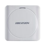 Cititor card Hikvision DS-K1801M, citeste carduri RFID Mifare, distanta citire: 50mm, comunicare: Wiegand 26/34 protocol, indicator LED de stare si alimentare; alimentare: 12VDC, IP65, dimensiuni: 87 × 87 × 13.3mm