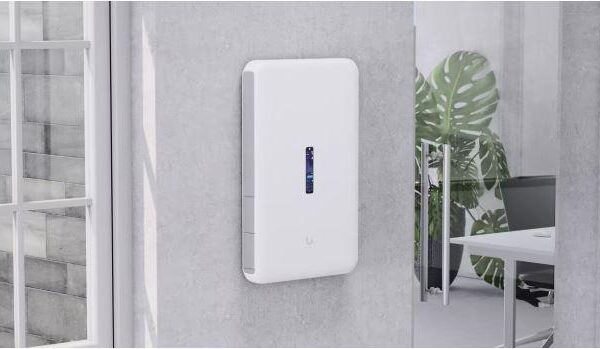 UBIQUITI UDW All in one gateway access point POE, WI-FI6, Dimensiuni: 549 x 342 x 62 mm, Greutate: 8.6kg, materiale: Policarbonat, otel galvanizat, aluminiu, Procesor: Quad-core ARM® Cortex®-A57 at 1.7 GHz, RAM: 4 GB DDR4, Stocare: 16GB eMMC, 128 GB SSD integrat, 512 GB microSD card instalat