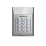 Cititor standalone cu tastatura si card de proximitate Hikvision DS- K1T801E; suporta cartele EM 125Khz; Capacitate 3000 cartele,Autentificare: card sau card si parola; Intrari: buton de iesire x1,contact de usa x 1; Iesiri: sonerie x1, incuietoare electrica x 1;Alimentare: DC 12V/1A; Dimensiuni