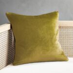 Fata de perna catifea 45x45 cm, sistem de inchidere cu fermoar, diverse culori disponibile. 100% Poliester