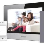 Kit videointerfon IP Hikvision DS-KIS702, conexiune pe 2 fire, pentru o singura familie, componenta kit: post exterior DS-KD8003-IME2/Surface x 1buc, post interior DS-KH6320-WTE2 x 1buc, distribuitor 4 canale DS- KAD704 x 1buc, sursa alimentare x 1 buc, TF card memorie 16GB x 1buc. Descriere