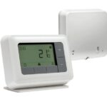 Termostat T4R wireless Honeywell Resideo Y4H910RF4072, dual on/off TPI – OpenTherm, functie de incalzire/racire, mod Vacanta (Holiday), programări 5+2, săptămânale sau zilnice, display LCD iluminat, alimentare cu 2 baterii de tip AA, dimensiuni 136 x 98 x 62 mm - Cadou: SURUBELNITA STANLEY