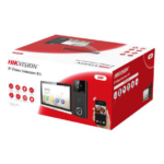 KIT VIDEOINTERFON Hikvision IP WIFI 1FAMILIE DS-KIS610-P 4MP higher resolution cu unghi vizualizare de 150° 2 locks control Multiple metode de deschidere: Card, Bluetooth, Hik-Connect, indoor station Inregistrare si playback prin indoor station sau door station Standard PoE power supply Include