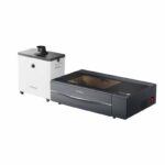 Makeblock xTool P2 55W Pachet Educational ce include: 1 x xTool P2 55W clasa I, 1x xTool Smoke Purifier ce permite purificarea eficienta a fumului, 1 x pachet de materiale educationale (ce include ghid de lectie); Dispozitivul de gravare are o putere nominala de 55W (tub laser de sticla CO2),