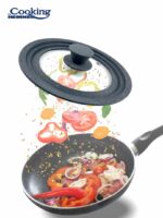 CAPAC STICLA CU MARGINE DIN SILICON AJUSTABILA PE 3 DIMENSIUNI 22/24/26 CM. GRI, COOKING BY HEINNER - Image 4