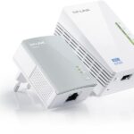 TP-Link, Adaptor PowerLine 300Mbps, Extender Wireless AV600 KIT, HomePlug AV,2 porturi 10/100Mbps, Butoane: Pair, Reset, Wi-Fi/Wi-Fi Clone, Aria de acoperire, 300 metri prin circuitul electric, 2.4- 2.4835GHz, Conținut Pachet: Powerline Ethernet Adapter TL-WPA4220 & TL- PA4010, Cablu de Rețea 2 m