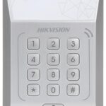 Cititor standalone cu tastatura si card de proximitate Hikvision, DS- K1T801M; suporta cartele MIFARE, Capacitate 3000 cartele, Autentificare: card sau card si parola; Intrari: buton de iesire x1, contact de usa x1; Iesiri: sonerie x1, incuietoare electrica x1; Alimentare: DC 12V/1A; Dimensiuni