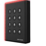 Cititor card cu tastatura Hikvision DS-K1108AMK, citeste carduri Mifare 13.56 MHz, distanta citire: ≤ 50 mm, comunicare: RS-485, Wiegand (W26, W34) si OSDP protocol, indicator LED de stare si alimentare, tamper, buzzer, alimentare 12VDC, IP65, dimensiuni: 123 mm × 88 mm × 21mm