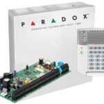 Centrala Paradox SP6000+; 8 zone pe placa (16 cu dublare zona ATZ);2 PGM pe placa, extensibile la 16 (dintre care oricare poate fi wireless);Actualizare firmware local via BabyWare;Numere de telefon raportare: 3 pentru stația centrală, 5 personale, 1 pager;Include cutie cu traf 1 buc si tastatura