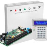 Centrala Paradox SP6000+; 8 zone pe placa (16 cu dublare zona ATZ);2 PGM pe placa, extensibile la 16 (dintre care oricare poate fi wireless);Actualizare firmware local via BabyWare;Numere de telefon raportare: 3 pentru stația centrală, 5 personale, 1 pager;Include cutie cu traf 1 buc si tastatura