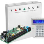 Centrala Paradox SP5500+ 5 intrări de zonă sau 10 cu ATZ, extensibila la 32 zone; extensibilă la 16 ieşiri PGM -(2 pe placă); sursă alimentare în comutaţie: 1.1A; Consum iesire Aux:  Nominal  600mA - Maxim 700mA (protectie electronica); Include tastatura K32LCD+-1buc si cutie cu traf -1buc