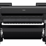 Plotter Canon GP-4600S A0 44", 7 culori, Rezolutie printare: 2,400 x 1,200 dpi, 18.432 de duze (MBK/C/M/Y/O: 1536 de duze x2, PBK/GY: 1536 de duze x1),  Cerneluri pe bază de pigmenţi: 7 culori (negru mat, negru foto, cyan, magenta, galben, gri, portocaliu), Apple AirPrint, Limbaje de printare: PDF