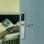 ARIES SMART 2.O. Set maner electronic, IP54, sofware ARGO/RFID.13,56 MHz. BLUETOOTH SMART 5.0, 2 baterii(durata max 2 ani/max 20.000 de cicluri), fara buton privacy, gestionare cu smartphone, card, tag, memorie 300 utilizatori, memorie ultimile 1000 evenimente. Se poate instala pe usi din lemn