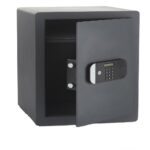 Seif de maxima securitate Yale, 520x350x360 mm YSEM/520/EG1; Caracteristici: Ușa tăiată cu laser-întărită cu placă armată anti- forare; Mecanism deschidere ușă automat; Încuietoare motorizată cu  nivel de securitate ridicat; Blocare timp de 1min în cazul introducerii unui cod greșit de 3 ori