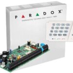 Centrala Paradox SP6000+; 8 zone pe placa (16 cu dublare zona ATZ);2 PGM pe placa, extensibile la 16 (dintre care oricare poate fi wireless);Actualizare firmware local via BabyWare;Numere de telefon raportare: 3 pentru stația centrală, 5 personale, 1 pager;Include cutie cu traf 1 buc si tastatura