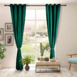 Set de 2 draperii din catifea Verde inchis . Setul contine 2 draperii, fiecare cu dimensiunea 140x270 cm. Sistem de prindere cu inele metalice. Material : 100% Poliester, densitate 205 GSM . Include si 2 cordoane tip sfoara