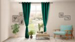 Set de 2 draperii din catifea Verde inchis . Setul contine 2 draperii, fiecare cu dimensiunea 140x270 cm. Sistem de prindere cu inele metalice. Material : 100% Poliester, densitate 205 GSM . Include si 2 cordoane tip sfoara