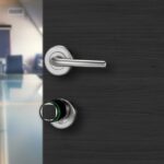Cilindru electronic LIBRA SMART, cu knob mecanic PREMIUM, 35x35, RFID, sofware ARGO, 13,56 MHz, baterie(durata max 2 ani/max 20.000 cicluri), semnalizare acustica si luminoasa,gestionare cu smartphone, card, tag, memorie 300 utilizatori, memorie ultimile 1000 evenimente, finisaj inox- negru. Se