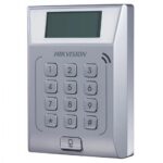 Cititor standalone cu tastatura si card proximitate Hkvision DS-K1T802M, suporta cartele MIFAE, capacitate 3000 carduri si 10000 evenimente, autentificare: card, card si  parola,display 128x64, Exit Button × 1, Door Sensor × 1, Doorbell × 1, E-lock Output × 1
