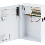 Sursa cu backup, 8 canale, comutatie, Tensiune de intrare: 190-265Vca, 50-60Hz, Tensiune de iesire: 12V, 10A, loc pentru acumulator: 12V/7Ah ( nu este inclus), Caracteristici: Protectie la scurtcircuit, supratensiune sau suprasarcina prin termistoare PTC, separat pentru fiecare canal; LED stare pe