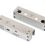 Bolt electric dublu cu actiune electromagnetica, monitorizare, temporizare si LED de stare: Tensiune de alimentare: 12 Vcc; Curent absorbit: 360 mA -in repaus / 2000 mA - la declansare; Forta de retinere: 9806 N (1000 kgf); Temporizare: 0/3/6/9 secunde; Senzor usa: NO/COM; Distanta maxima de
