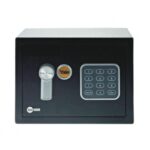 Seif Yale standard rezidential mini YSV/170; Se livreaza cu 2 chei; se blocheaza la introducerea consecutiva a 3 coduri personale gresite ; Usor de actionat cu cod personal; Mai mult de 100 000 de combinatii culoare negru