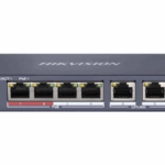 Switch PoE Hikvision DS-3E0106P-E/M(B): 4 x 10/100Mbps PoE port, and 2 × 10/100Mbps RJ45 port, 4 porturi PoE maxim 30W, buget PoE 35W, tensiune alimentare 48 VDC, 0.8 A, dimensiuni: 145 mm × 68.45 mm × 25.6 mm, greutate: 0.27kg, montare pe birou sau pe perete.