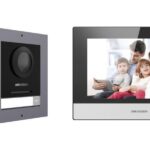 Kit videointercom IP Hikvision DS-KIS602(B), contine: DS-KD8003- IME1(B)/Surface × 1, DS-KH6320-WTE1 × 1, 4-port standard PoE switch × 1, 16 GB TF card × 1, caracteristici post exterior: 2MP HD camera, IR: 3m, WDR, microfon inclus, difuzor inclus, 1 buton, alimentare: IEEE802.3af, standard PoE, 12