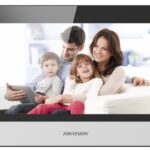 Monitor videointerfon WIFI modular 7" color Hikvision DS-KH6320-WTE1/EU;ecran LCD 7" color cu touch screeen, rezolutie ecran 1024 × 600; designmodern; Conectivitate: Retea wireless: Wi-Fi 802.11b/g/n; Network:10/100Mbps self adaptive network ; TCP/IP, SIP, RTSP; Comunicare audio videobidirectionala