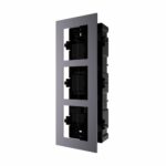 Panou frontal pentru 3 module videointerfon modular Hikvision DS-KD-ACF3; permite conectarea a 3 module de videointerfon modular; mo ntareincastrata; material aluminiu, doza de plastic inclusa; dimensiuni:337.8mm x 124mm × 4mm;