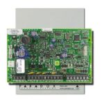 Modul de control acces: 4 fire conexiuni pentru 1 uşă: cititor de cartelă, REX, contact de uşă şi ieşire de yală; compatibil cu cititoarele Wiegand 26-bit sau Paradox pe 4 fire: R910 / R915; acces cu cartelă şi/sau cod, cu cititorul R915; armare cu cartelă şi/sau PIN cu cititorul R915;